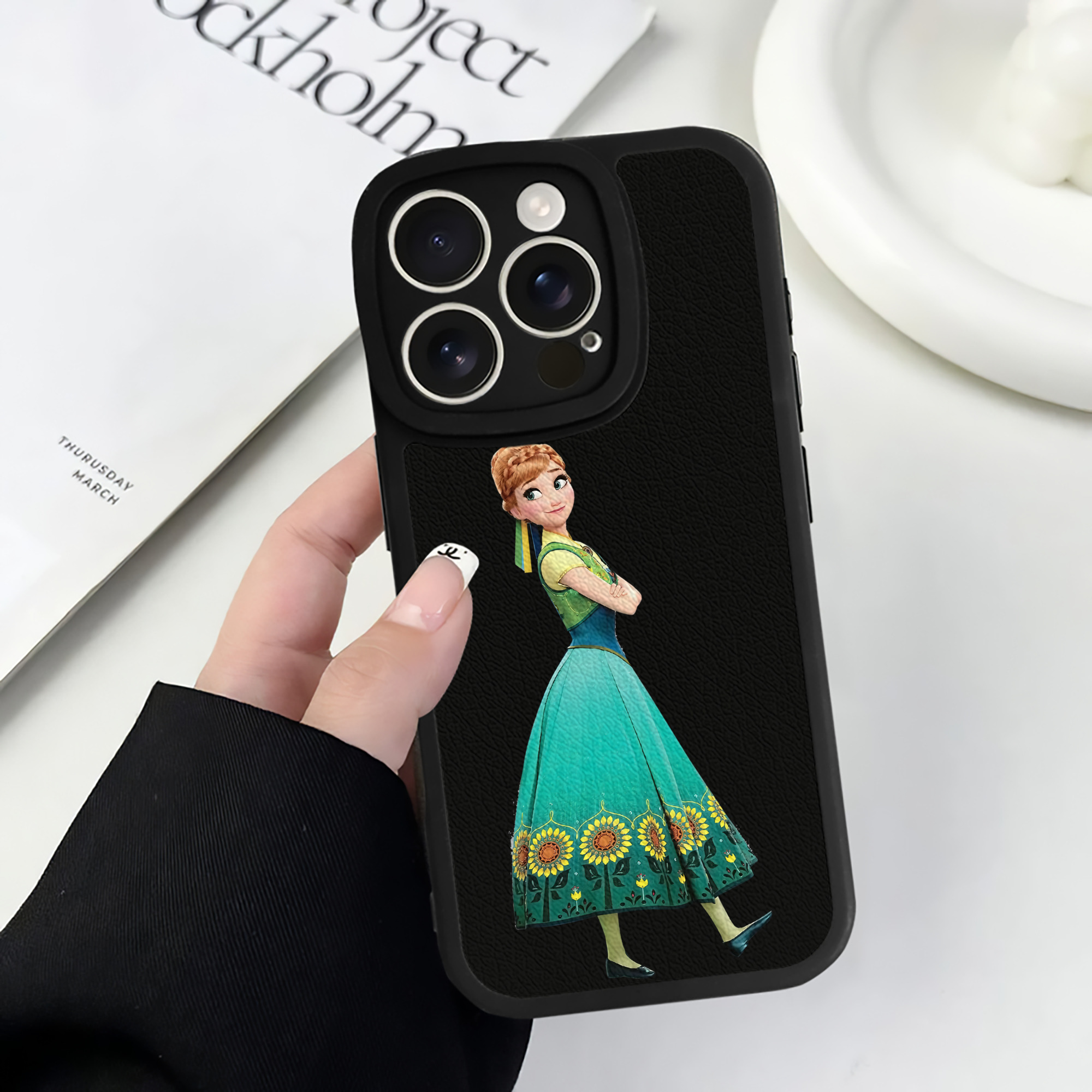 （画像用） アナと雪の女王 アンナ エルサ Frozen Anna Elsa 【iPhone 16シリーズ対応】シリコンスマホケース（レザー調） 材質：シリコン
